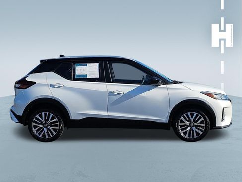 Used 2024 Nissan Kicks SV image 2