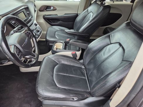 Used 2017 Chrysler Pacifica Touring-L FWD image 8