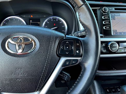 Used 2019 Toyota Highlander XLE AWD/4WD image 12