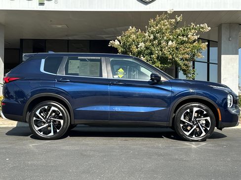 Used 2024 Mitsubishi Outlander SE image 3