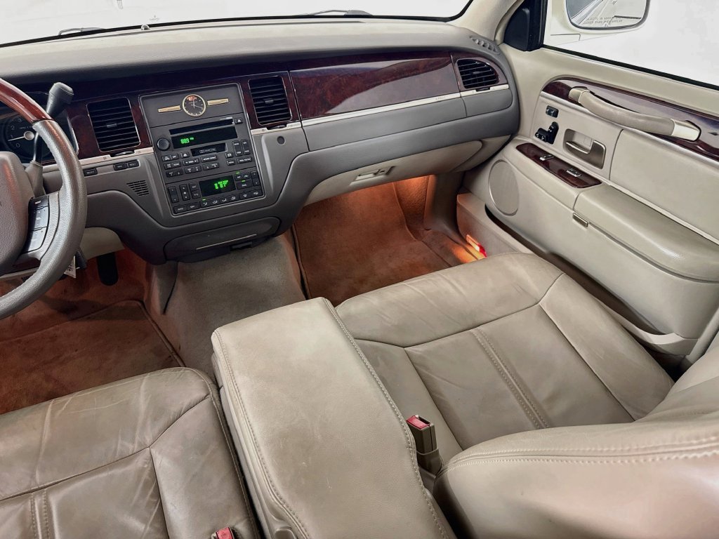 Used 2007 Lincoln Town Car Signature Limited RWD image 25