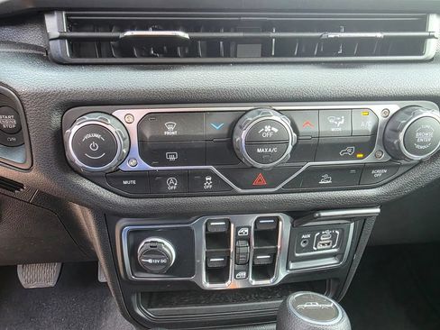 Used 2025 Jeep Gladiator Sport AWD/4WD image 19