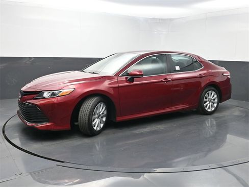 Used 2020 Toyota Camry LE image 21