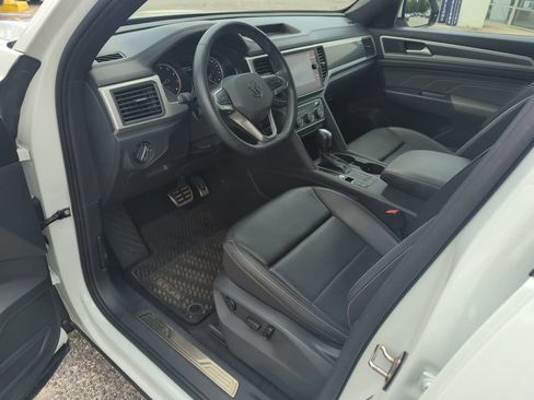 Certified 2021 Volkswagen Atlas Cross Sport SE FWD image 11