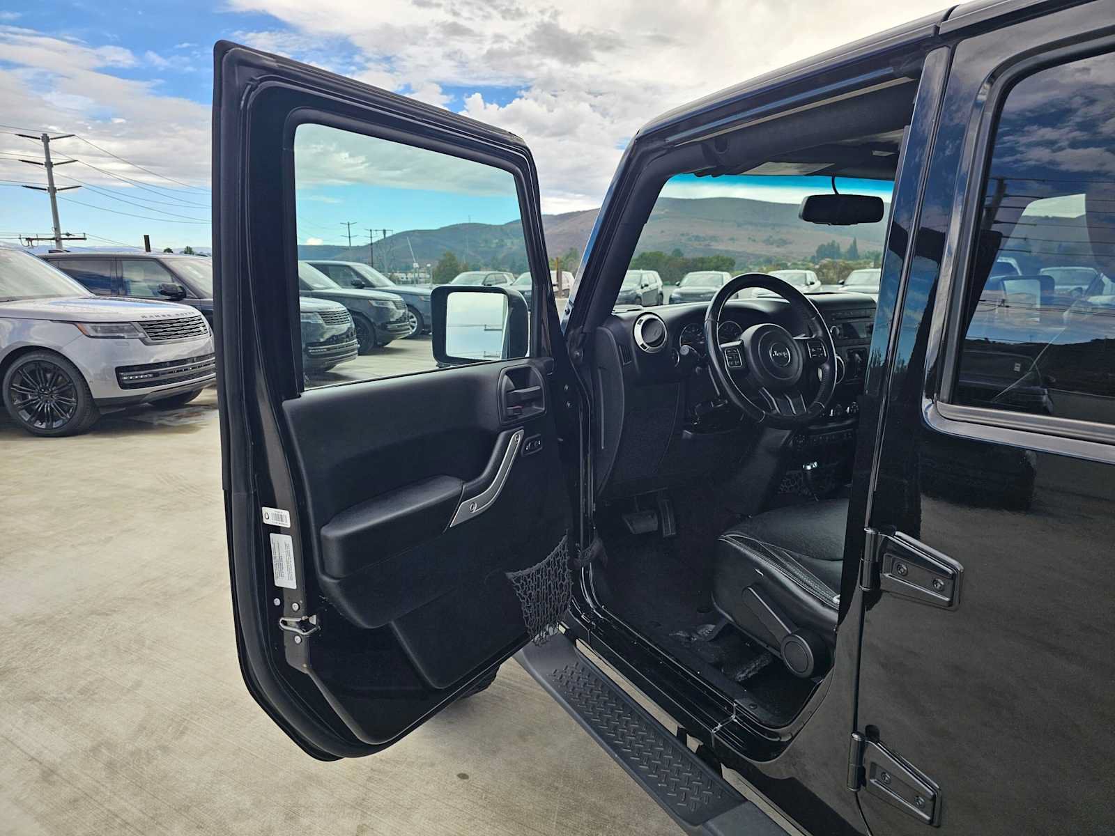 Used 2016 Jeep Wrangler Unlimited Sahara w/ Connectivity Group AWD/4WD image 19
