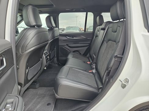 New 2025 Jeep Grand Cherokee Altitude image 13