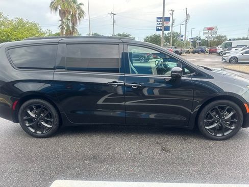 Used 2022 Chrysler Pacifica Touring-L w/ S Appearance Package FWD image 4