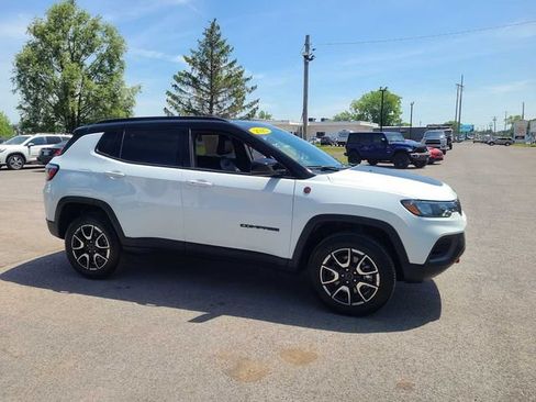 Used 2025 Jeep Compass Trailhawk AWD/4WD image 5