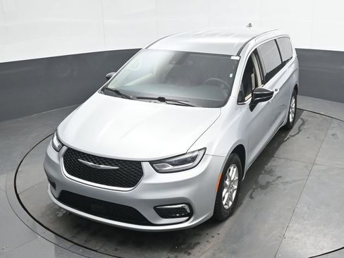 Used 2024 Chrysler Pacifica Touring-L image 18