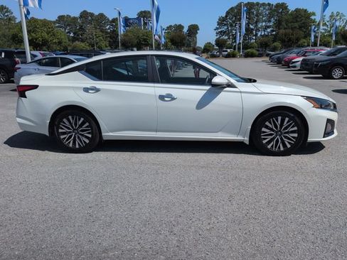 Used 2023 Nissan Altima 2.5 SV w/ SV Premium Package FWD image 2