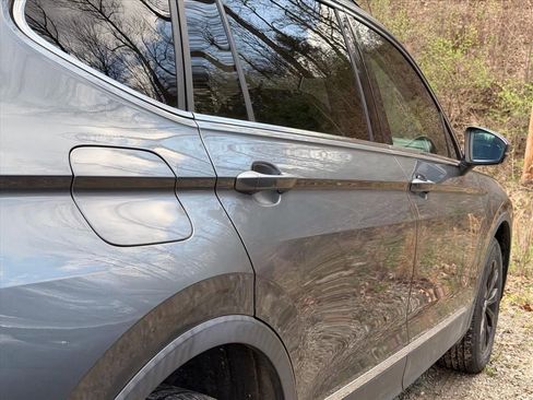 Used 2018 Volkswagen Tiguan SE image 16