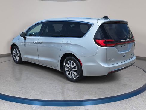 Used 2023 Chrysler Pacifica Touring-L FWD image 7
