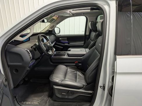 Used 2025 Ford Expedition Platinum w/ Driver's Package AWD/4WD image 17