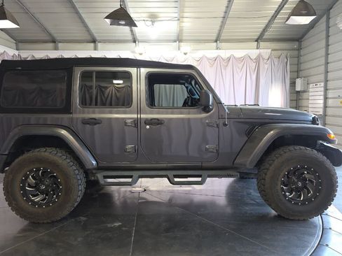 Used 2019 Jeep Wrangler Unlimited Sahara AWD/4WD image 9