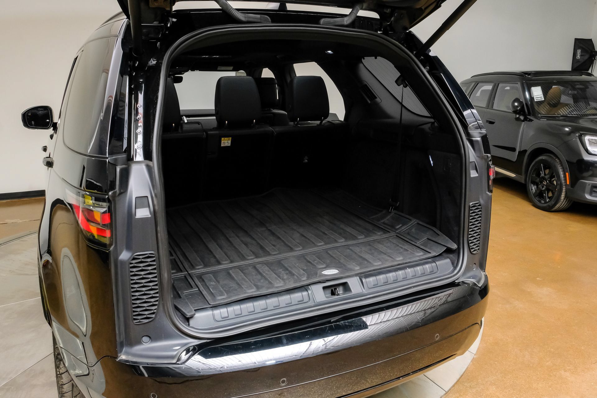 Used 2023 Land Rover Discovery S R-Dynamic AWD/4WD image 58