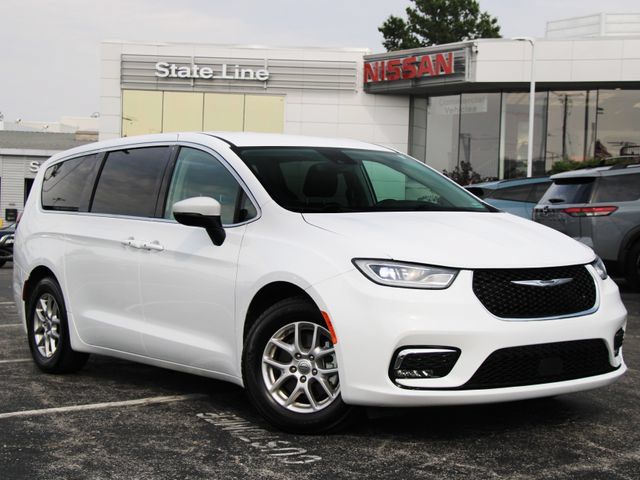 Used 2023 Chrysler Pacifica Touring-L FWD image 1