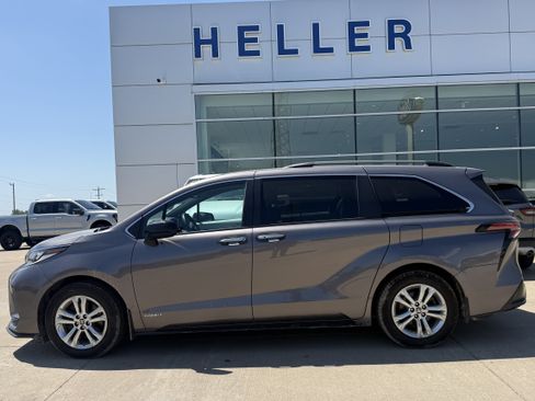 Used 2021 Toyota Sienna XSE AWD/4WD image 3