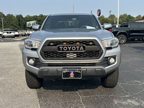 Used 2020 Toyota Tacoma TRD Off-Road AWD/4WD image 3