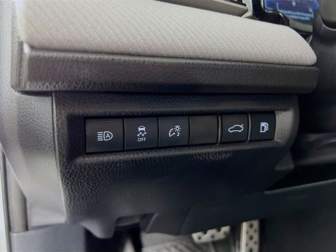 Used 2025 Toyota Camry SE w/ Convenience Package image 10