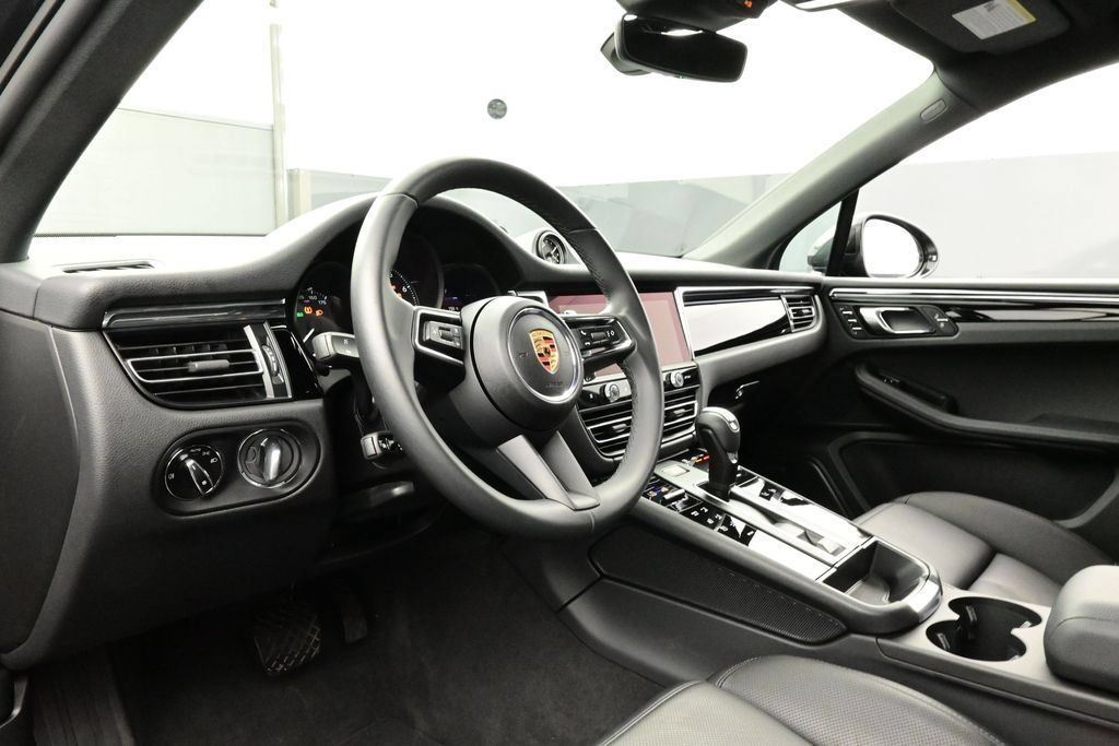 Certified 2025 Porsche Macan AWD/4WD image 4