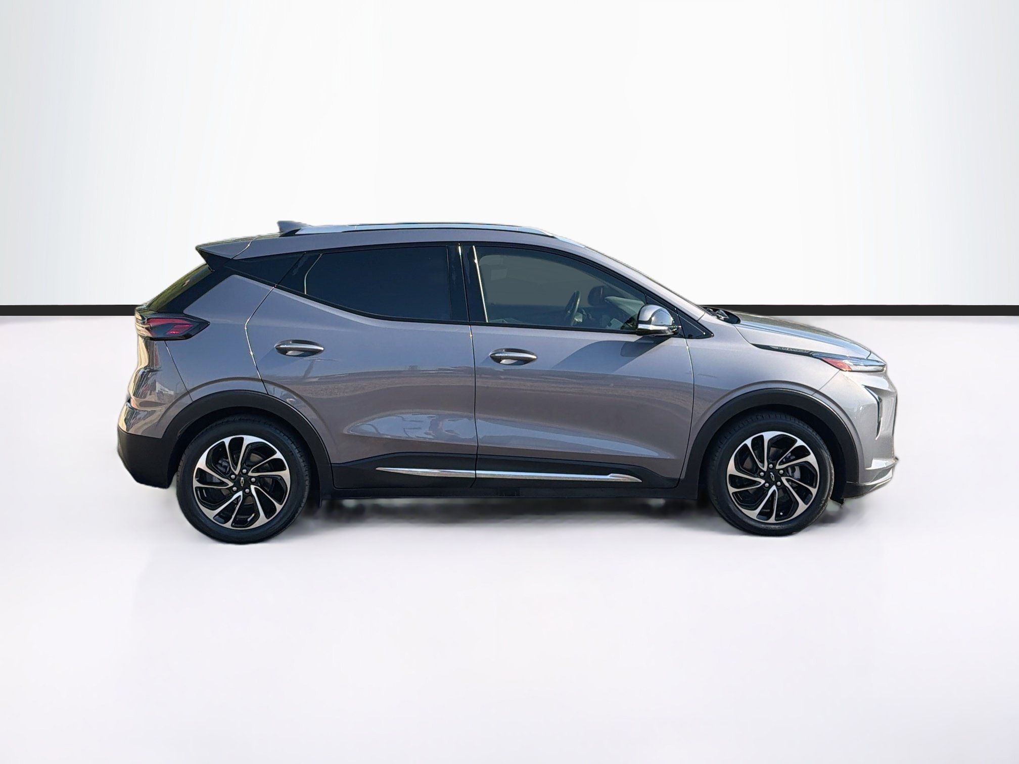 Used 2022 Chevrolet Bolt EUV Premier w/ Sun & Sound Package FWD image 4