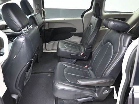 Used 2019 Chrysler Pacifica Touring-L FWD image 27
