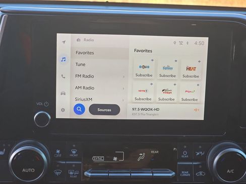 Used 2023 Toyota Highlander XLE image 29