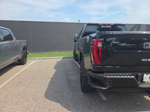 Used 2025 GMC Sierra 2500 Denali w/ Denali Reserve Package AWD/4WD image 9