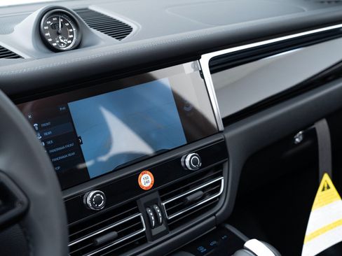 Used 2025 Porsche Macan image 27
