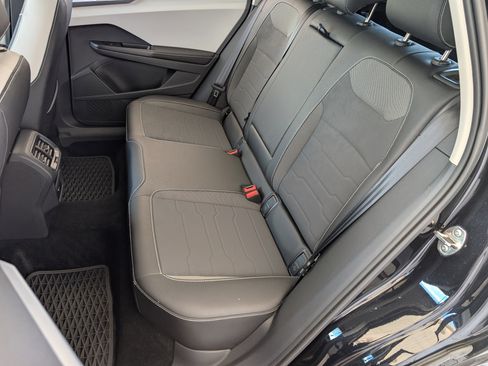 Used 2025 Volkswagen Taos SE w/ Panoramic Sunroof Package FWD image 18