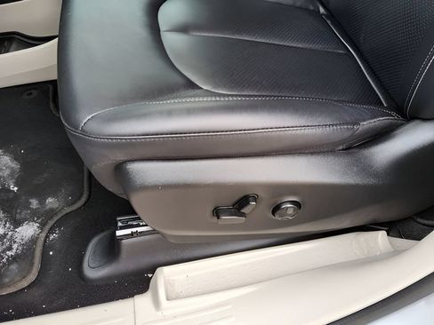 Used 2024 Chrysler Pacifica Touring-L FWD image 26