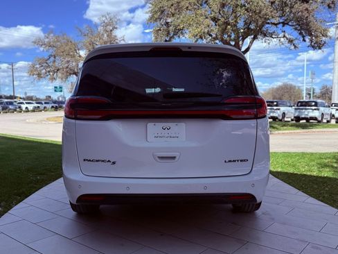 Used 2025 Chrysler Pacifica Limited FWD image 7
