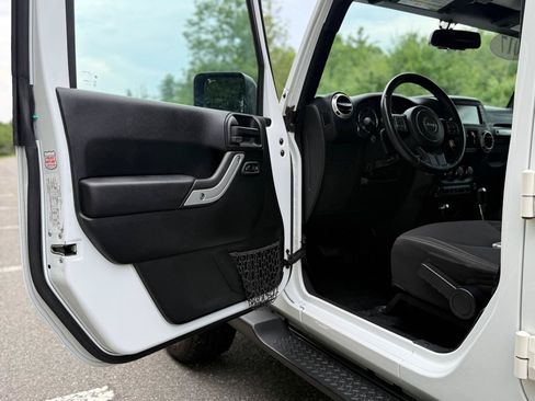 Used 2017 Jeep Wrangler Unlimited Sahara w/ Connectivity Group AWD/4WD image 12