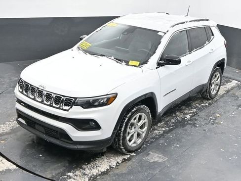 Used 2024 Jeep Compass Latitude image 36