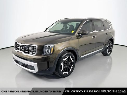 Used 2023 Kia Telluride S FWD image 1