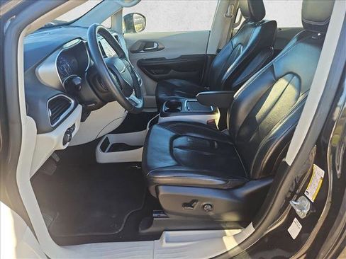 Used 2022 Chrysler Pacifica Touring-L image 15