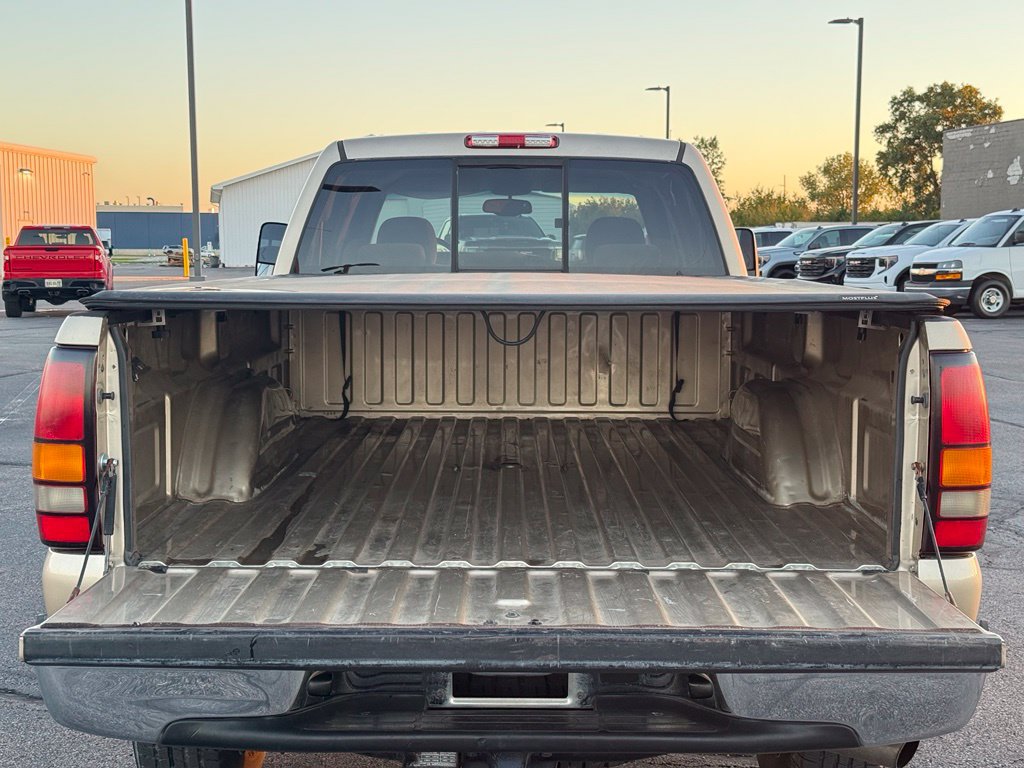 Used 2004 GMC Sierra 2500 SLE w/ Heavy-Duty Power Package AWD/4WD image 9