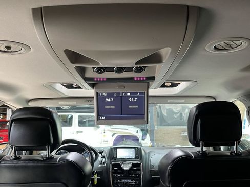 Used 2015 Chrysler Town & Country Limited Platinum FWD image 23