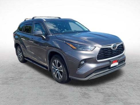 Used 2023 Toyota Highlander XLE AWD/4WD image 3