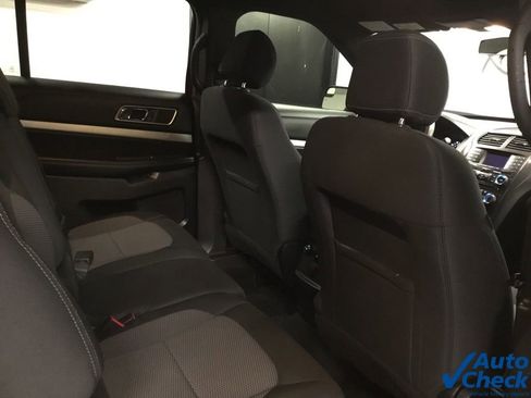 Used 2017 Ford Explorer XLT image 32