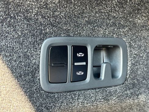 Used 2025 Bentley Bentayga image 24