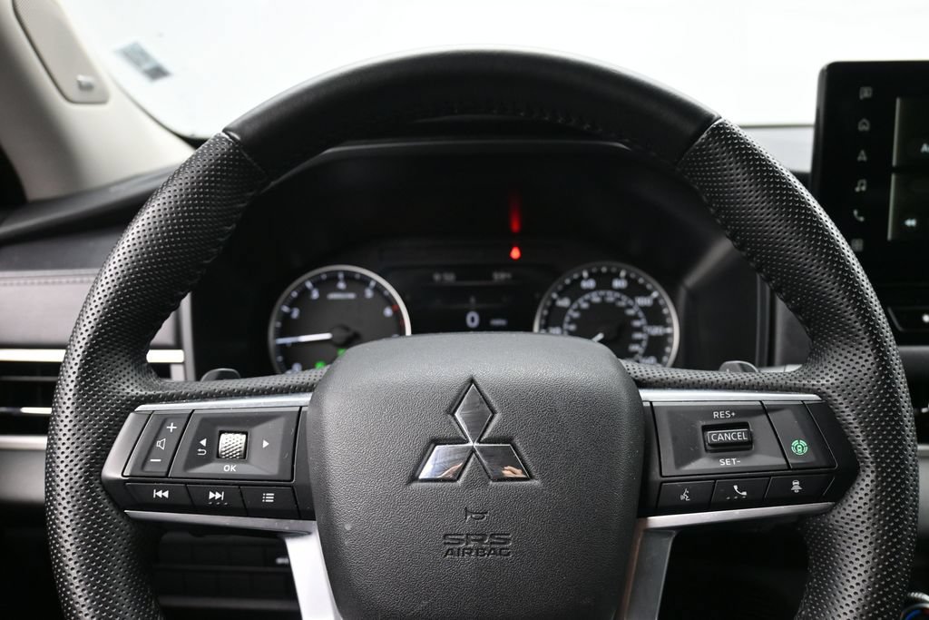 Used 2025 Mitsubishi Outlander AWD image 12