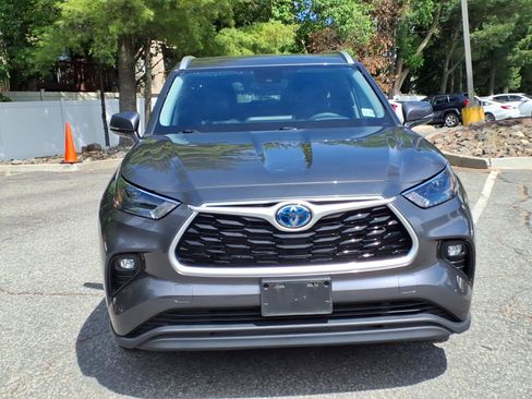Used 2022 Toyota Highlander XLE AWD/4WD image 2