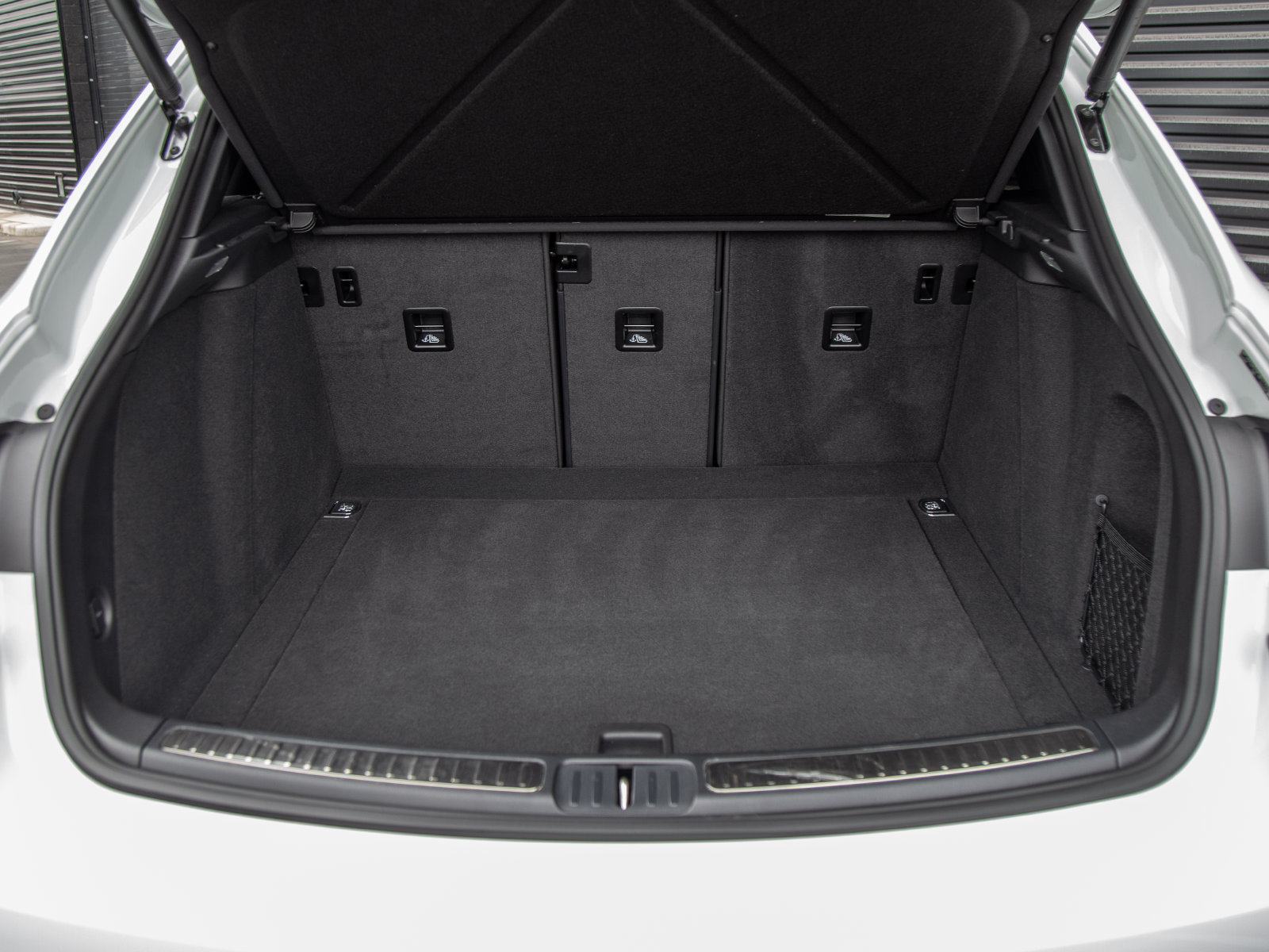 Certified 2023 Porsche Macan AWD/4WD image 24