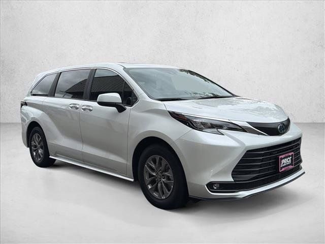 Used 2025 Toyota Sienna XLE AWD/4WD image 3