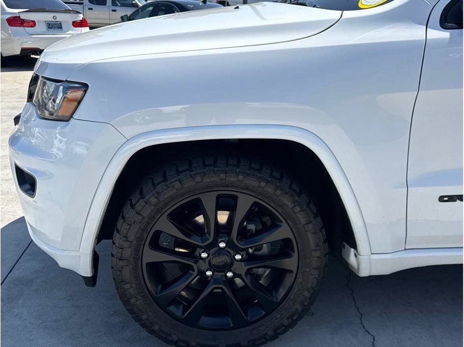 Used 2017 Jeep Grand Cherokee Altitude RWD image 41