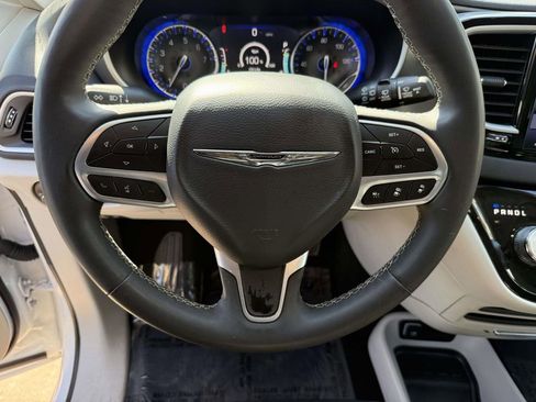 Used 2024 Chrysler Pacifica Touring-L FWD image 21