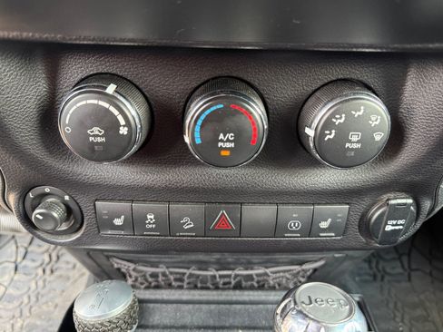 Used 2016 Jeep Wrangler Unlimited Rubicon AWD/4WD image 12