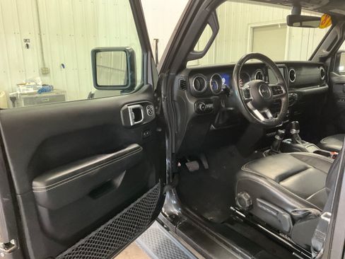 Used 2018 Jeep Wrangler Unlimited Sahara AWD/4WD image 8