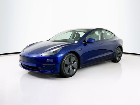 Used 2023 Tesla Model 3 Standard Range image 3
